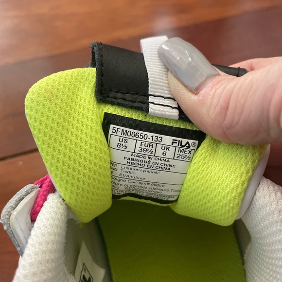 NWOT 8.5 Fila Sneakers - Picture 5 of 6